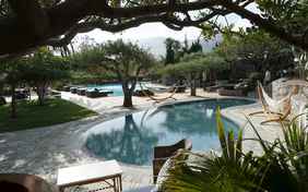 Auf in's Wasser! Zwei große Pools (11x32m, 10x21m), Jacuzzi und Kinderschwimmbecken (5x14m) laden ein.